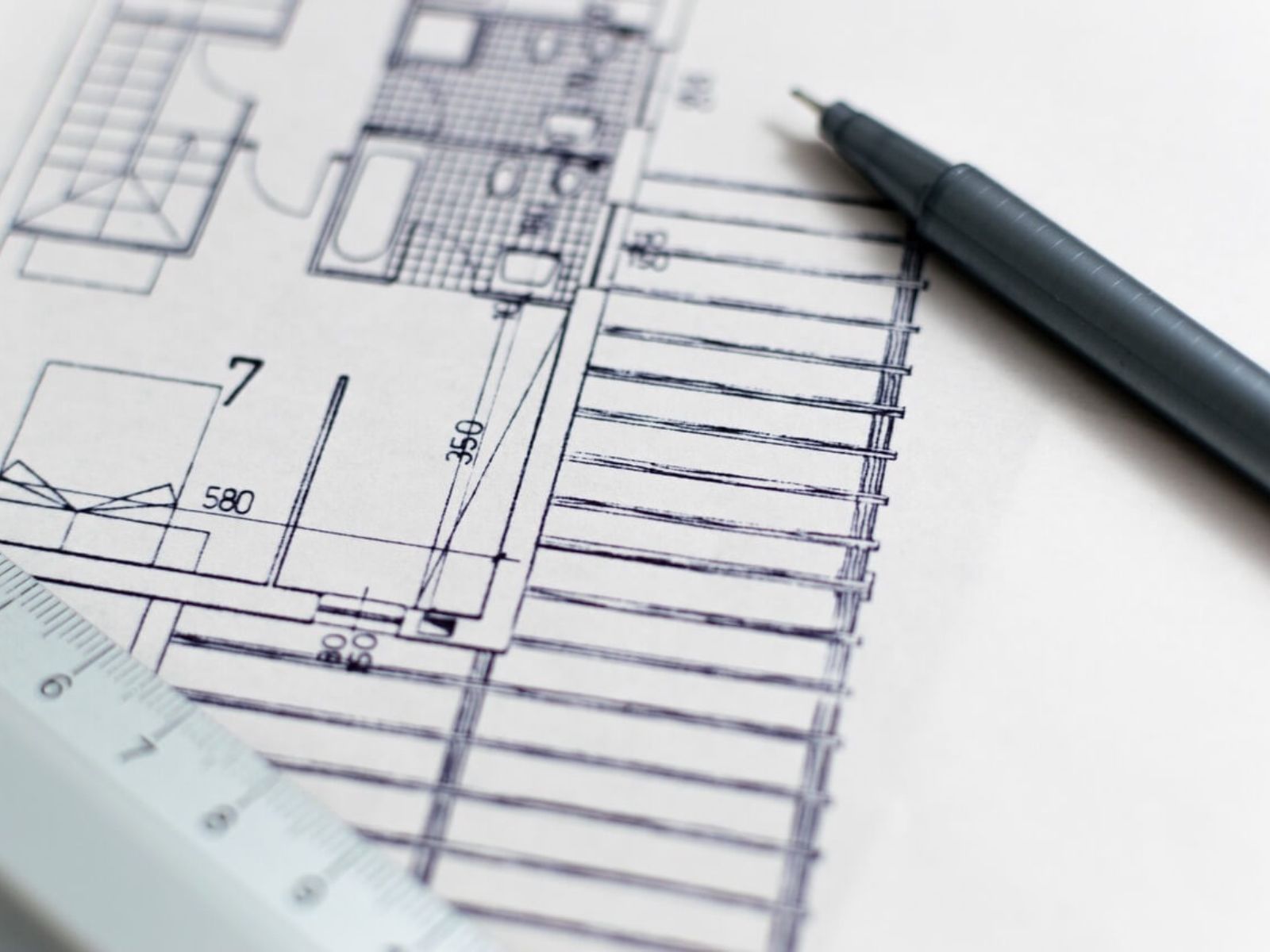 mit-stift-gezeichneter-bauplan mit-stift-gezeichneter-bauplan